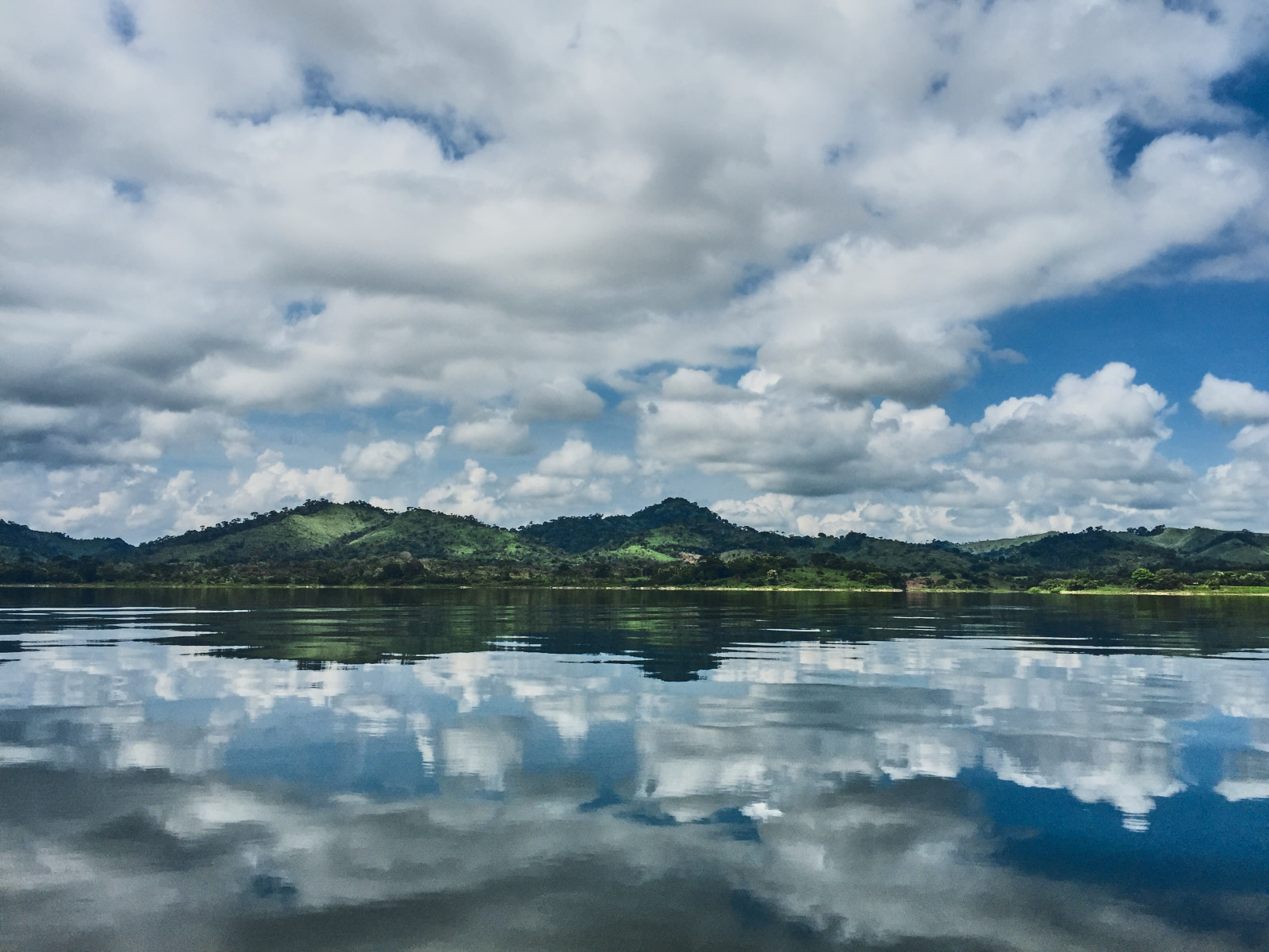 iPhone Shot: Vista del Paisaje en el Lago Bayano desde un Bote